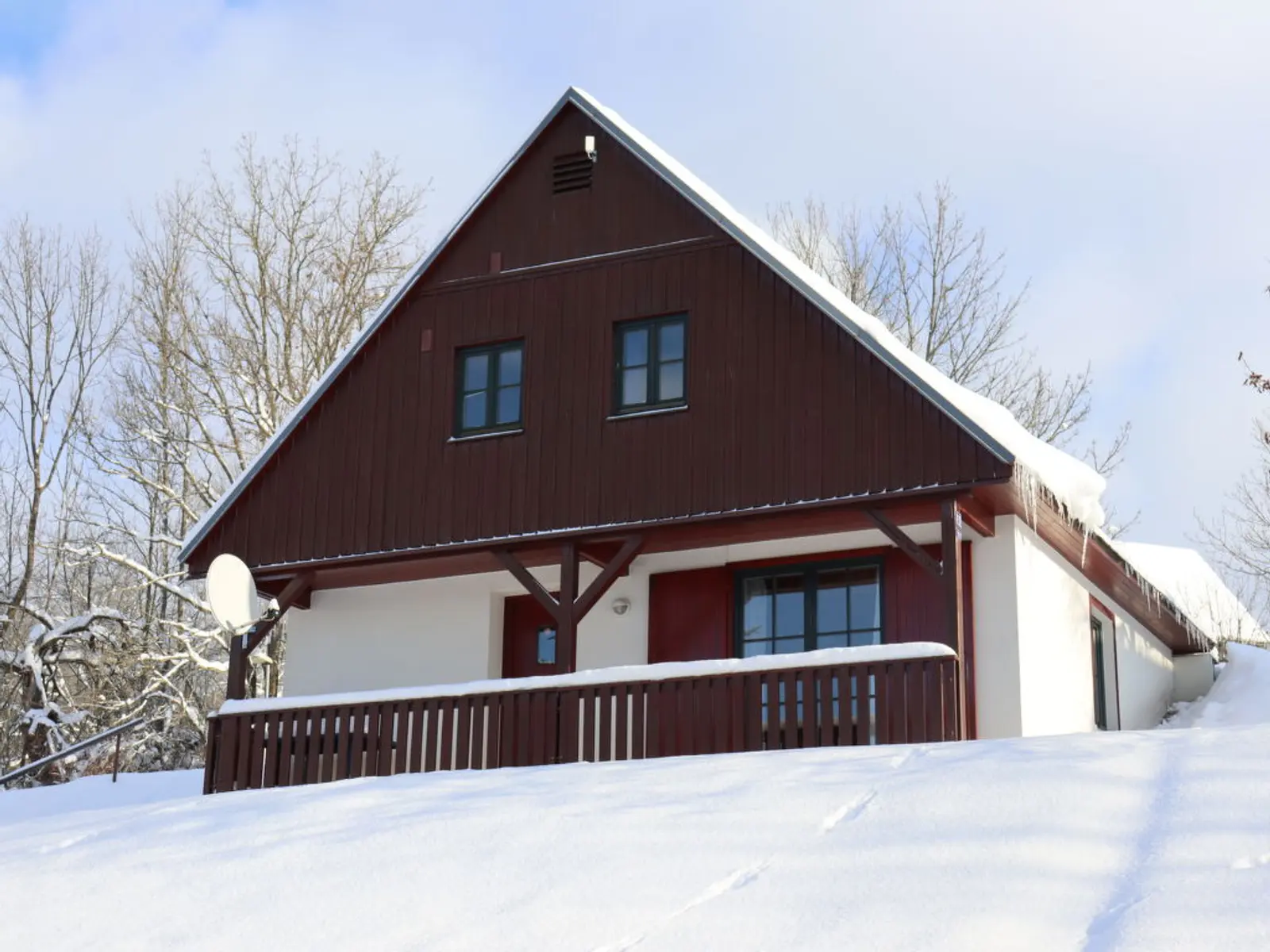 Happy Hill 32 chalet in winter, snow-covered terrace